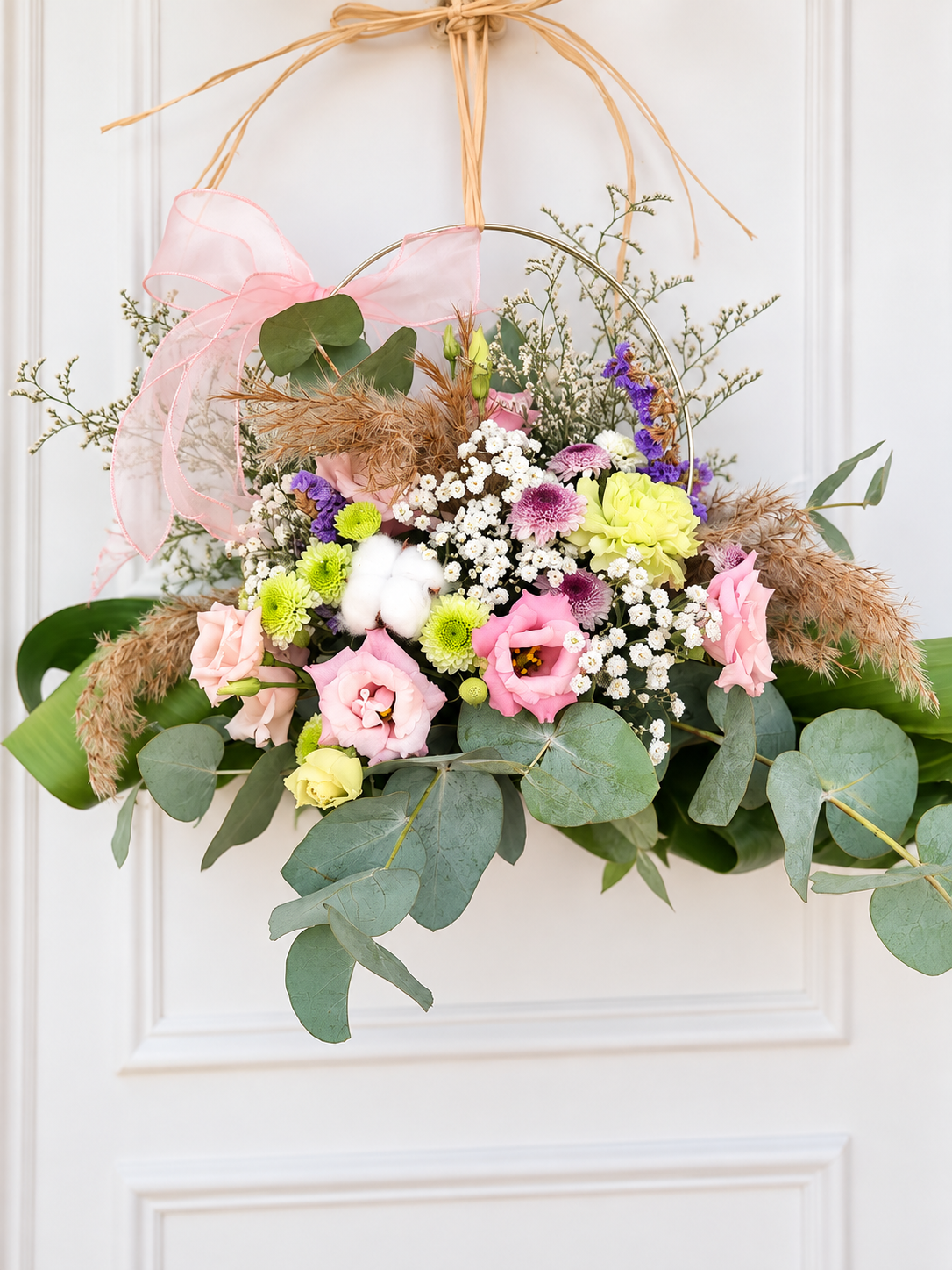Bouquet de mariée Bohème — Une création romantique et naturelle aux douces nuances de rose, blanc et vert, sublimée par l’eucalyptus.