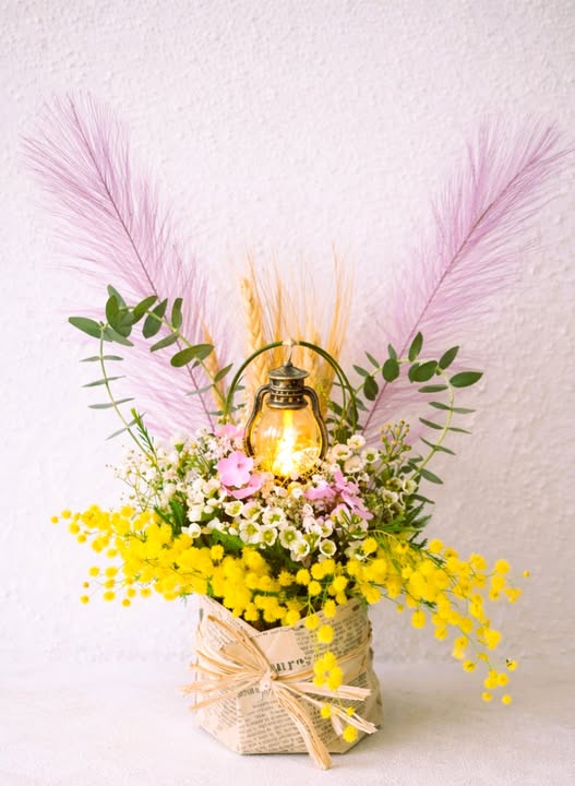 Composition au mimosa, fleurs séchées et petite lanterne