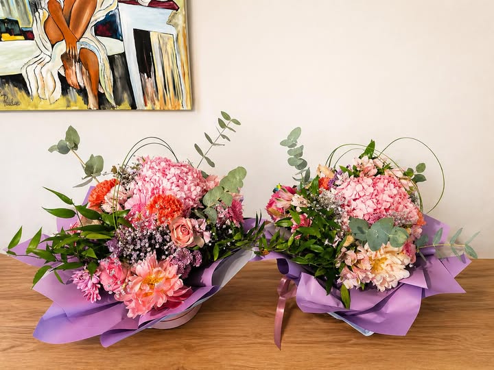 Duo de bouquets emballés en papier lilas