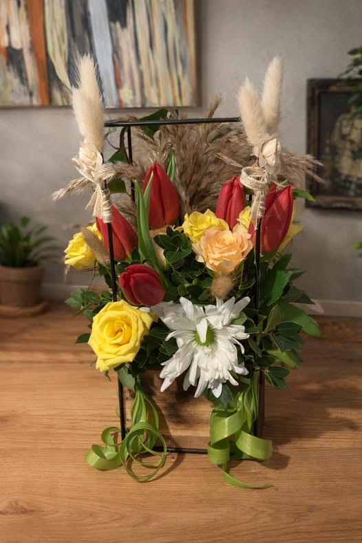 Composition de tulipes rouges et roses jaunes