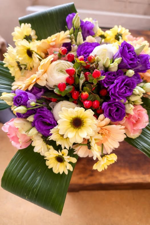 Bouquet coloré violet, jaune et pêche