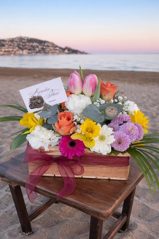 Caisse en bois fleurie avec la carte Manalex Flowers Truck
