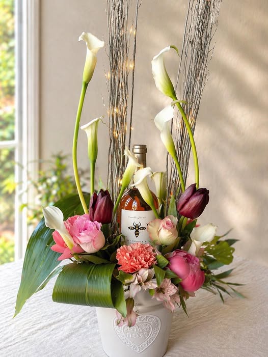 Composition cadeau avec arums blancs et tulipes